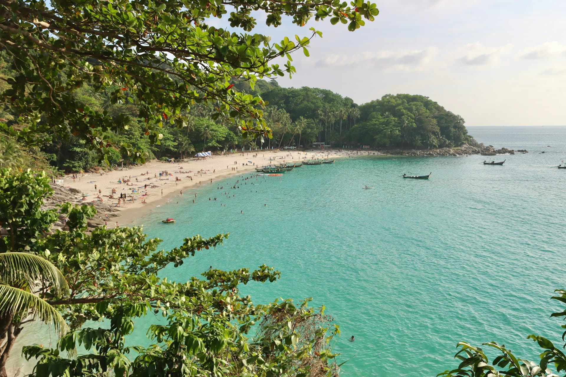 Freedom Beach, Phuket — turkuaz koy ve uzun kuyruklu tekneler
